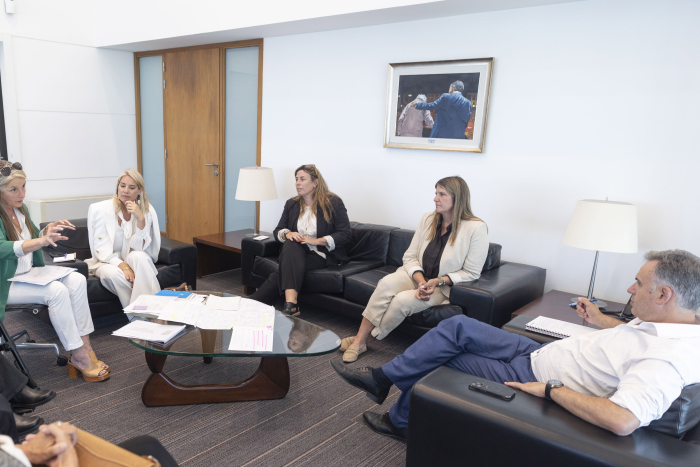 Presidente Orsi con representantes de organizaciones sociales