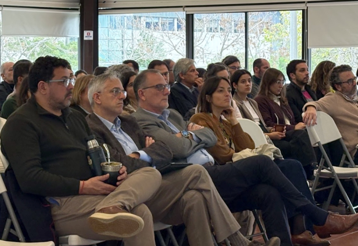Autoridades en presentación de la UNE-CTI
