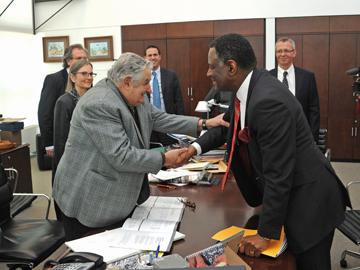 Presidente Mujica y director ejecutivo del UNFPA, Babatunde Osotimehim, se saludan