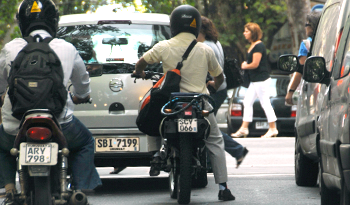 Motos circulando en tránsito montevideano