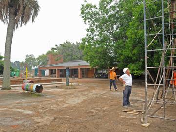 Gente trabajando en obras en una escuela