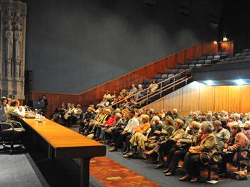 Sala Azul de la IMM en momento del encuentro de adultos mayores