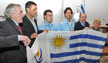Subdirector de la Secretaría Nacional del Deporte, Alfredo Etchandy, con delegación de deportistas