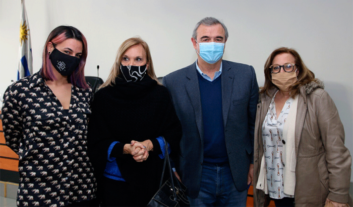 Autoridades tras la firma del convenio