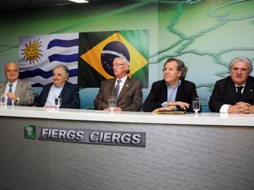 Mesa de autoridades en el seminario