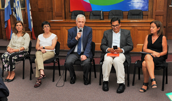 Jorge Basso con usuarios del sistema de salud