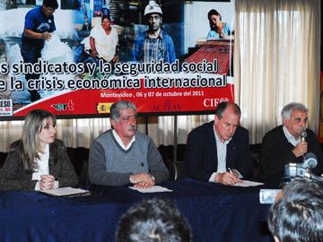 Autoridades en conferencia