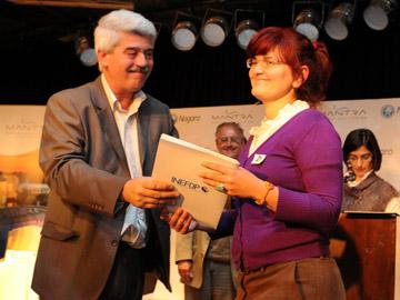 Brenta entregando diploma