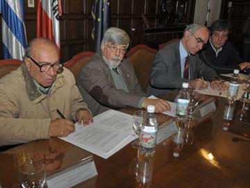 Ministro Bonomi sentado en una mesa con personas a su lado