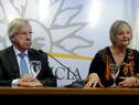 El ministro de Economía y Finanzas, Danilo Astori, y la ministra de Turismo, Liliam Kechichian, luego del Consejo de Ministros