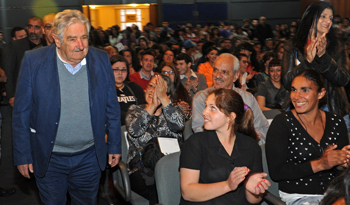 Presidente Mujica es aplaudido por el público al llegar a la entrega de diplomas de INEFOP