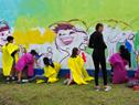 Más de 60 niños y adolescentes participantes de programas de INAU pintaron murales contra la violencia en la terminal Colón