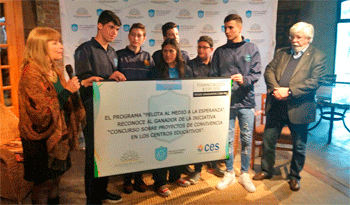Ministro Bonomi junto a estudiantes de liceos de Montevideo y Florida