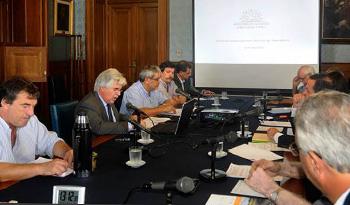 Ministro de Ganadería, Agricultura y Pesca, Tabaré Aguerre, acompañado por los Senadores