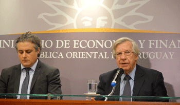 Ministro Danilo Astori y director de Unidad de Deuda, Herman Kamil