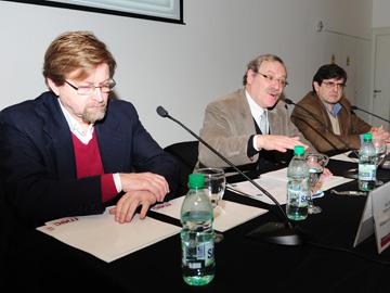 Autoridades en la presentación de logros educativos