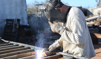 Trabajador en labores de soldadura