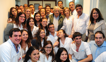 El Presidente José Mujica rodeado del personas del hospital de Fray Bentos