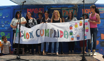 Familias del Plan Juntos de la localidad de Barros Blancos de Canelones festejan la inauguración de sus casas