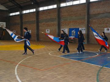Jóvenes liceales con la bandera patria