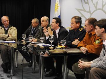 Autoridades en conferencia de prensa