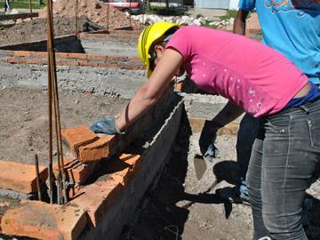 Obreros construyendo una casa