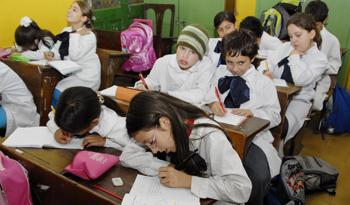 Niños y niñas en clase en escuela pública