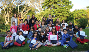 Presidente Vázquez y equipo del Programa de Salud Bucal con escolares ganadores