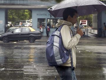 Peatones bajo la lluvia