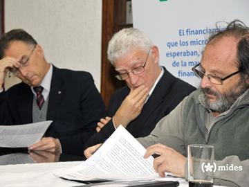 Autoridades firmando convenio