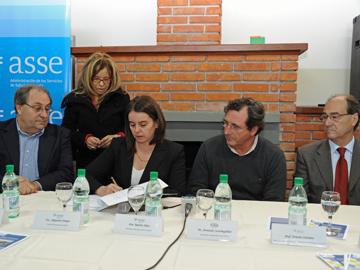 Autoridades firmando convenio