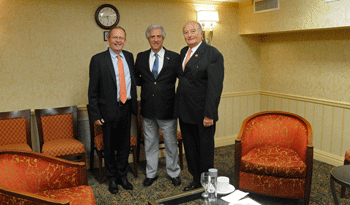 Cary Adams, Tabaré Vázquez y Eduardo Cazap, en Nueva York.