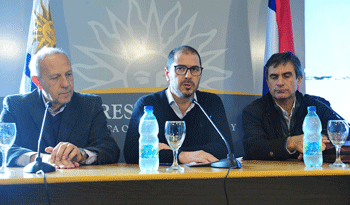 Juan Andrés Roballo flanqueado por Miguel Ángel Toma y Álvaro García