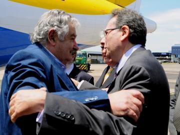 Presidente Mujica es recibido por gobernador brasilero