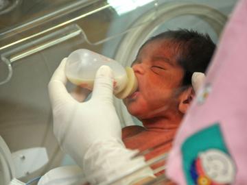 Bebé amamantado con leche del banco de lactancia