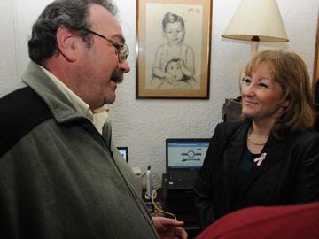 Presidenta de OSE junto a un vecino
