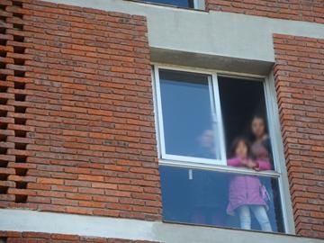 Familia en su hogar