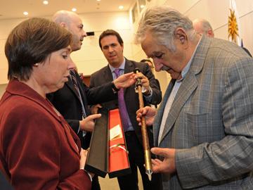 Presidente José Mujica recibe una "makila" de la institución Euskal Erría
