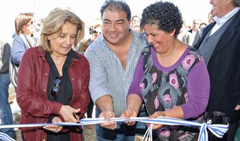 Ministra de Vivienda, Ordenamiento Territorial y Medio Ambiente, Eneida De León, en entrega de casas en Maldonado Ministra de Vivienda, Ordenamiento Territorial y Medio Ambiente, Eneida De León, en entrega de casas en Maldonado