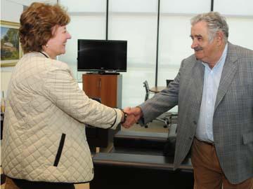 José Mujica junto a Mirtha Roses, Directora de OPS