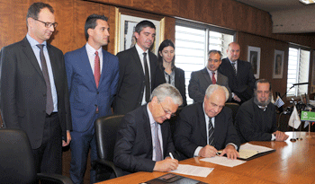 Ministro Rossi en firma de convenio por muelle C del puerto de Montevideo
