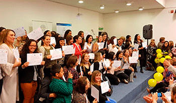 Nuevos docentes exhiben sus diplomas