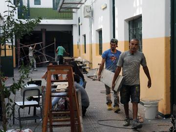 Obreros trabajando en el liceo 29 de Montevideo