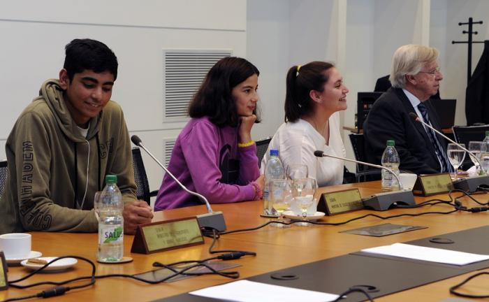 Niños y adolescentes en Consejo de Ministros