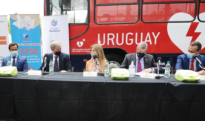 SND entrega donación de 14 desfibriladores a plazas de deportes