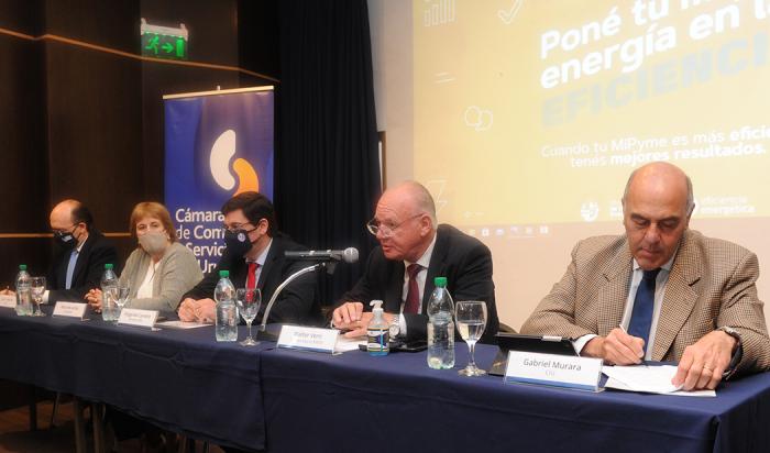 Autoridades del Ministerio de Industria, Cámara de Industrias y Cámara de Comercio