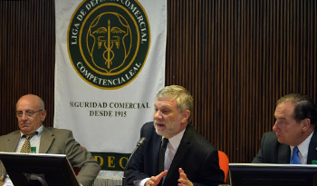 El ministro Roberto Kreimerman en la conferencia “Agenda para potenciar al Uruguay competitivo”