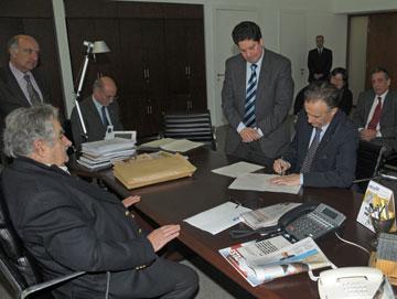 Presidente Mujica y Caloia firmando venta del inmueble