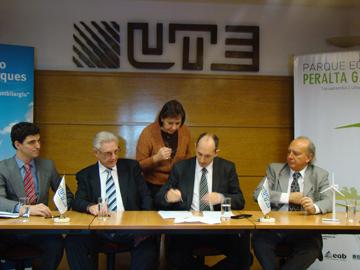 Autoridades firmando convenio