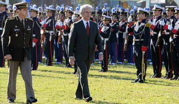Presidente Vázquez pasa revista al Regimiento de Blandengues